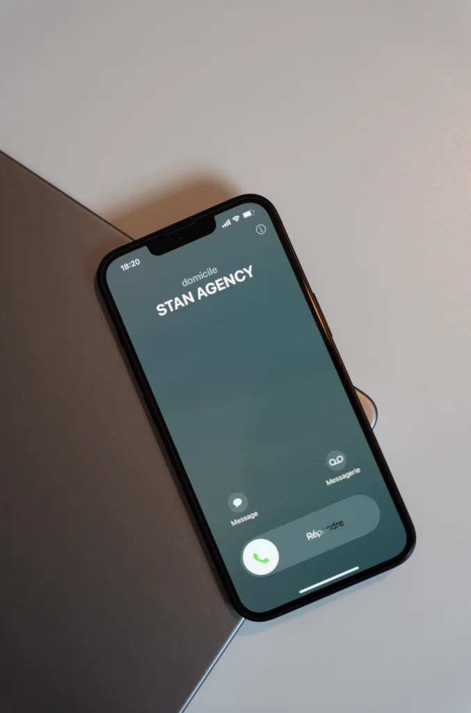 Téléphone recevant un appel de « Stan Agency » – illustration de la proximité et de l’efficacité des campagnes de publicité digitale