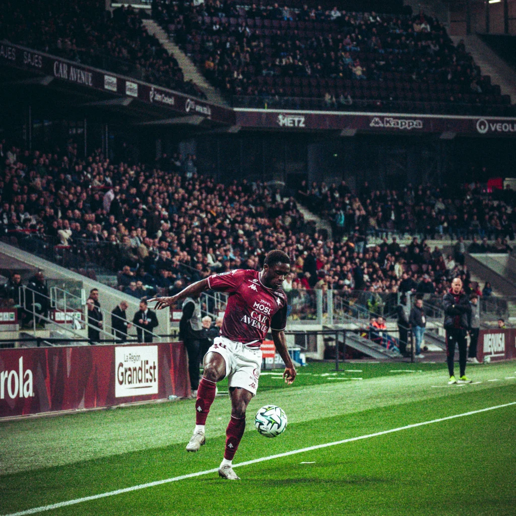 Joueur de football professionnel en plein match – stratégie de communication sportive