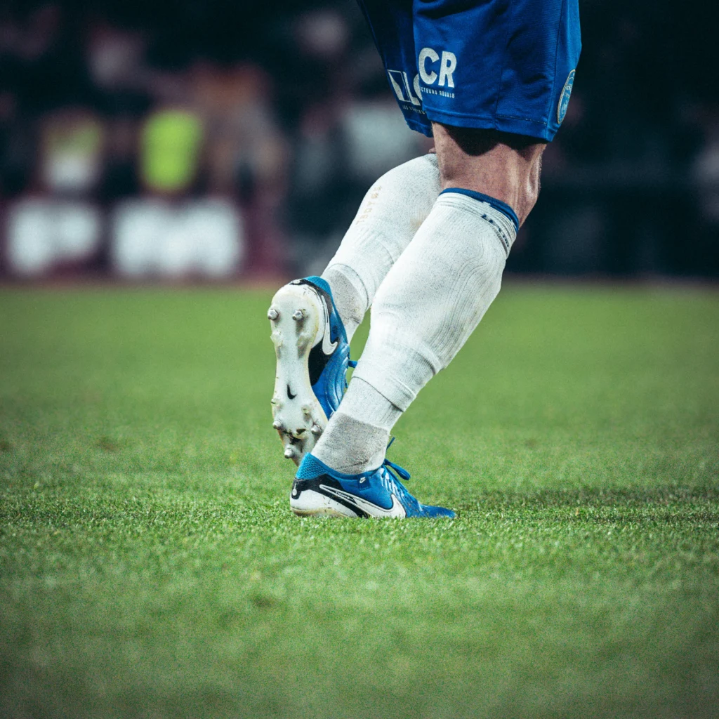 Joueur de football professionnel en plein match – marketing sportif