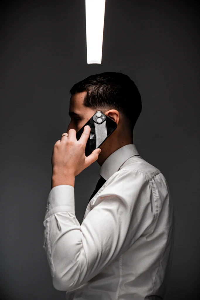 Homme au téléphone dans une ambiance discrète et professionnelle – Stan Agency, expert en marketing d’influenceurs et communication stratégique