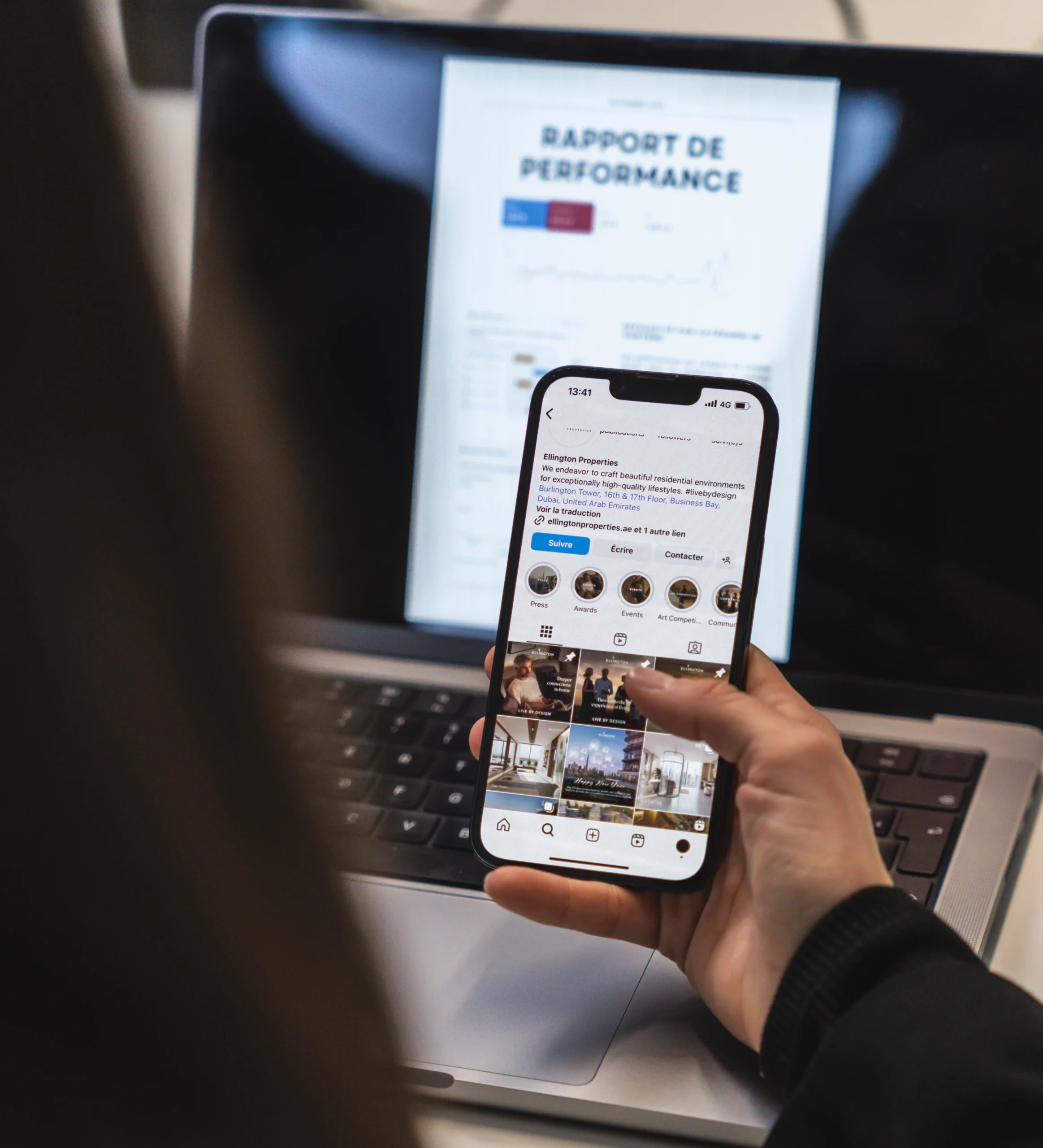 Téléphone affichant Instagram devant un ordinateur avec un rapport de performance Google Ads – publicité digitale